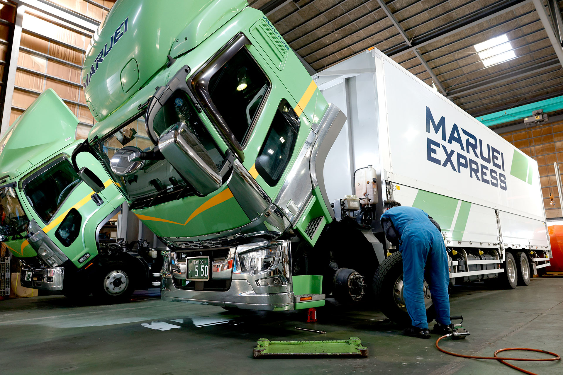 トラック整備工場